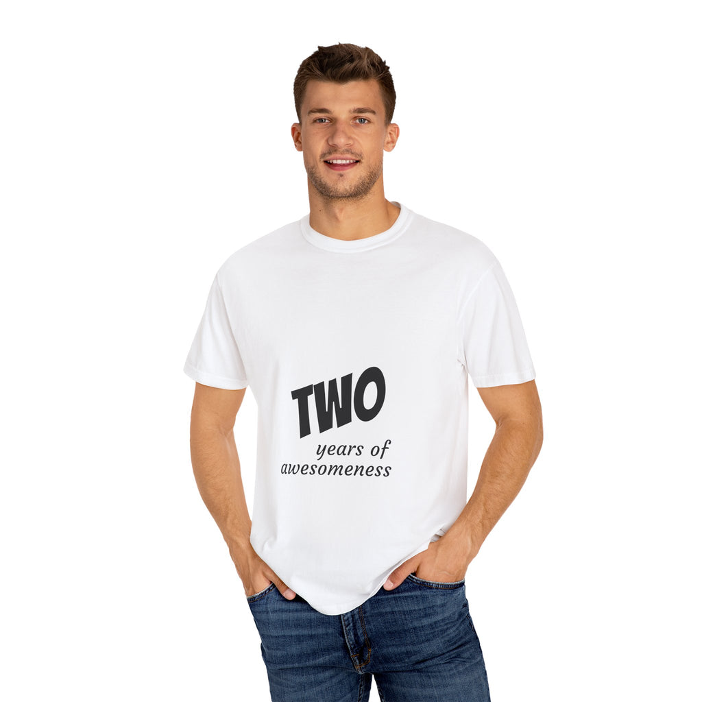 Hombre vistiendo camiseta 2 años personalizada blanca - Regalo cumpleaños niño TWO years