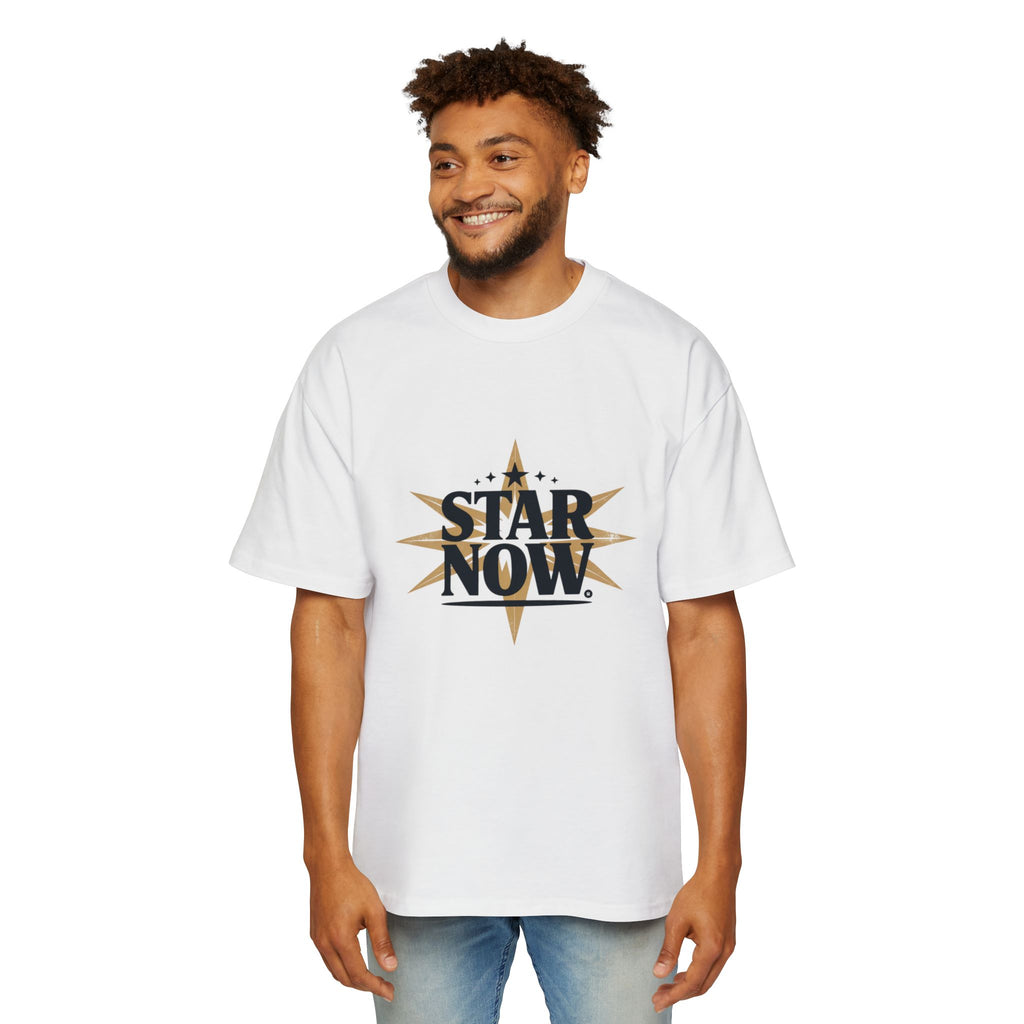 Hombre vistiendo camiseta oversized STAR NOW - Estilo casual urbano - Ropa cómoda hombre